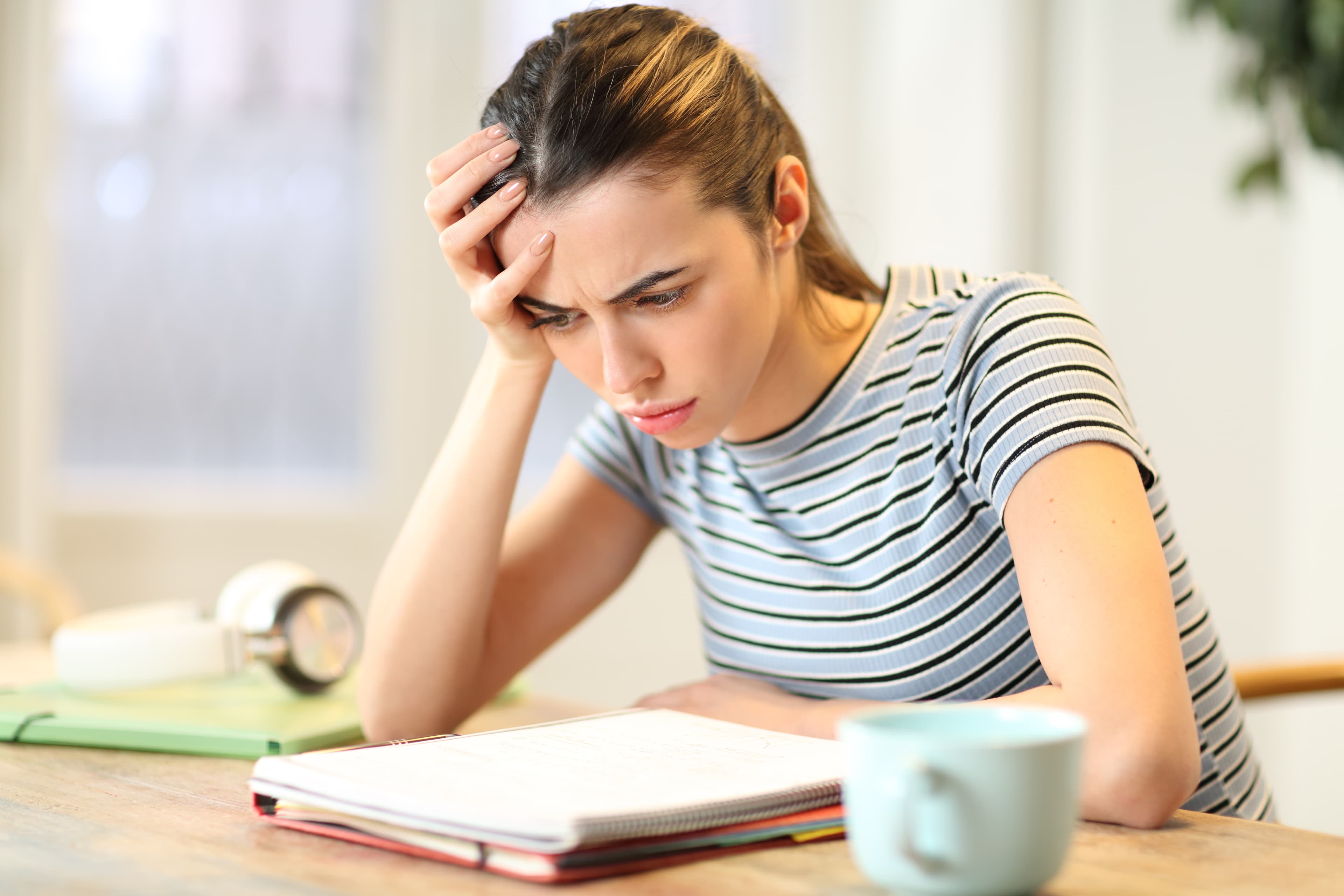 Schülerin beim konzentrierten Lernen